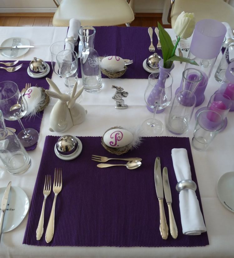 décoration-table-Pâques-figurines-lapins-oeufs-accents-lilas