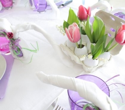 décoration-table-Pâques-tulipes-serviettes-rubans