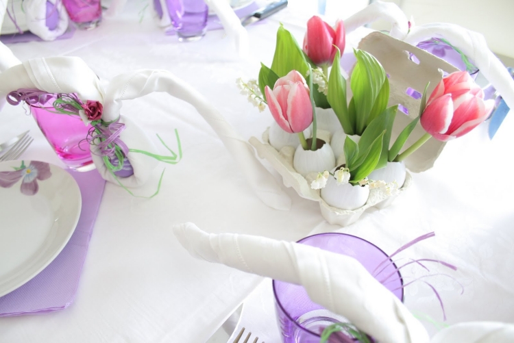 décoration-table-Pâques-tulipes-serviettes-rubans