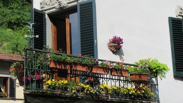 décore-balcon-plusieurs-plantes-porte-jardinières