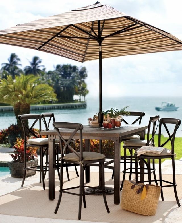 ensemble-meubles-jardin-table-tabourets-parasol-carré
