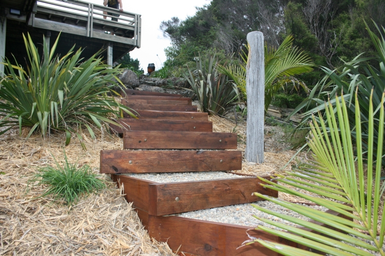 escalier jardin pierre bois galets coffrage bois