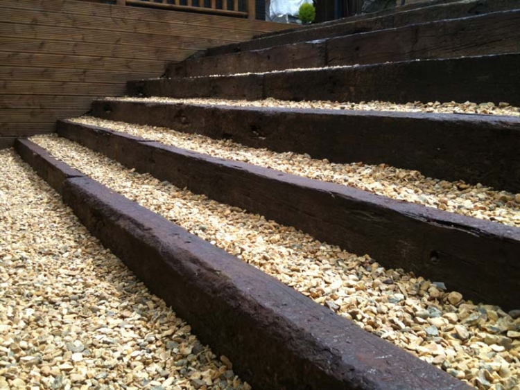 escalier en pierre jardin gravier rails métalliques