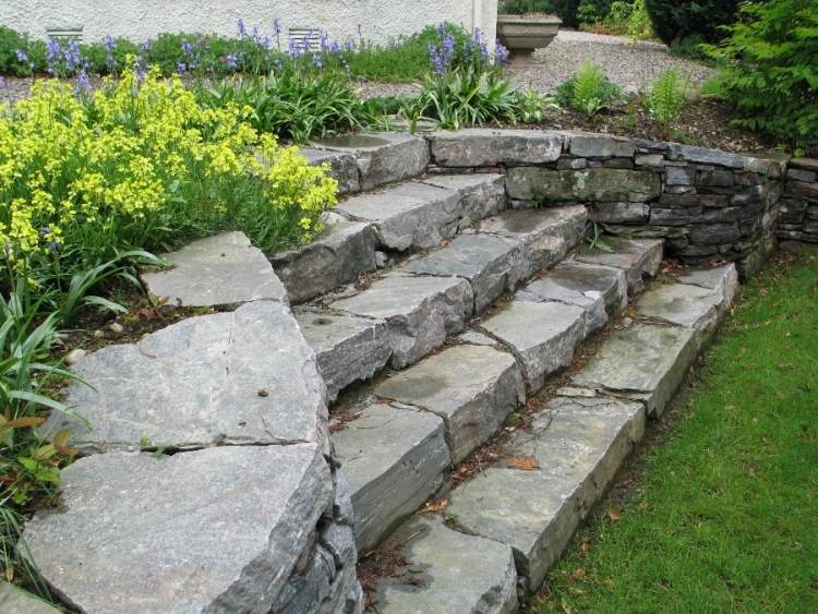 escalier en pierre sèche jardin fleurs