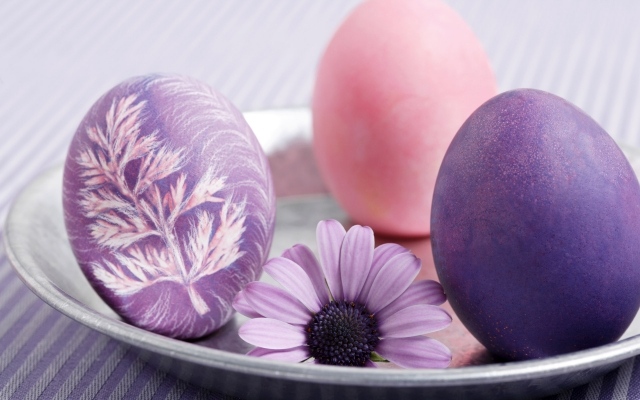 idée-décoration-œufs-Pâques-rose-violet