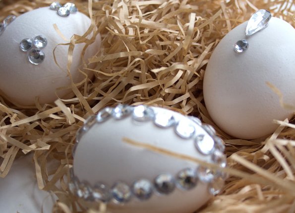 idée-originale-décorer-œufs-Pâques-strass