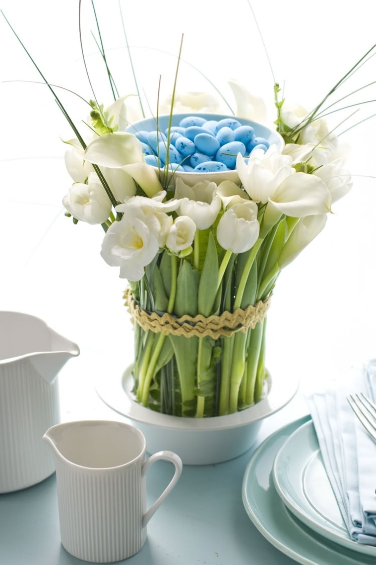idées-déco-Pâques-arrangement-tulipes-blanches-oeufs-bleus