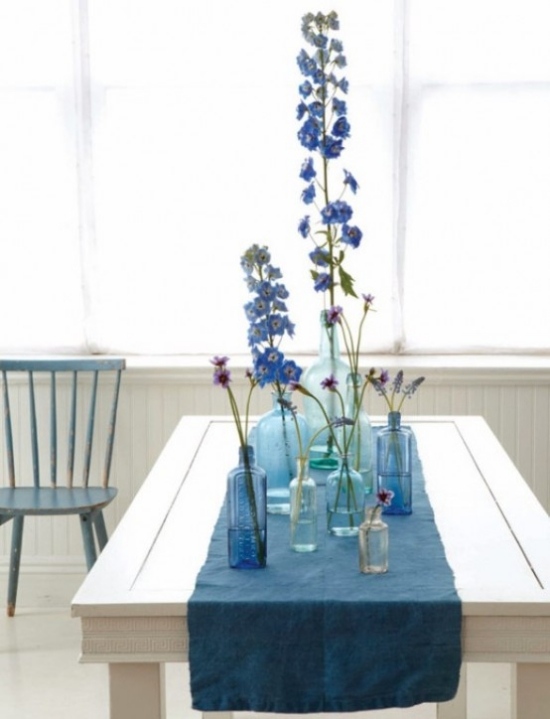 idées-déco-Pâques-chemin-table-bleu-fleurs