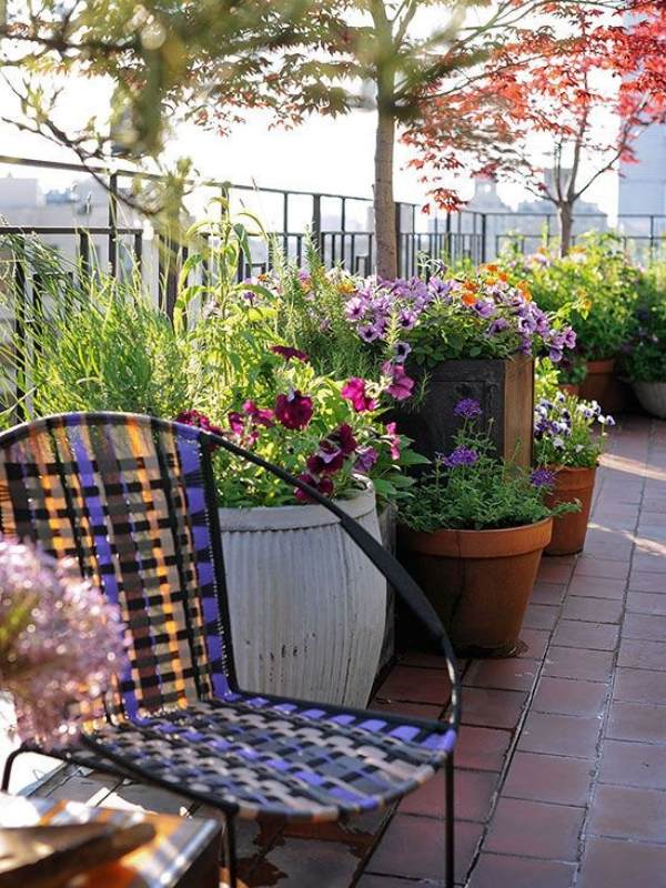 idées-déco-balcon-chaise-multicolore-plantes