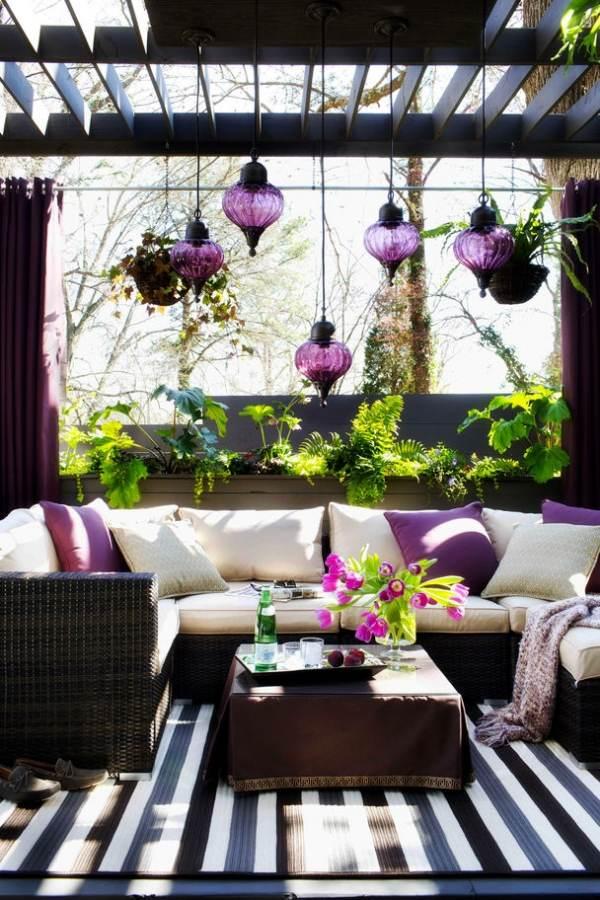 idées-déco-balcon-coussins-lampes-plafond-couleur-violette