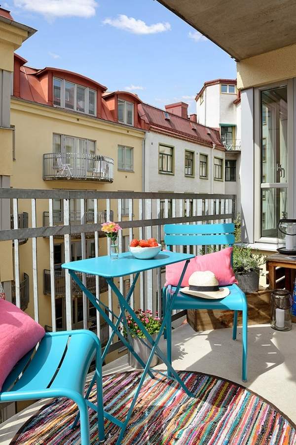 idées-déco-balcon-meubles-bleus-table-pliable-chaises-coussins