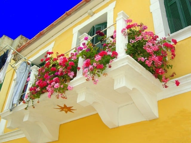 idées-déco-balcon-pot-fleurs-multicolores