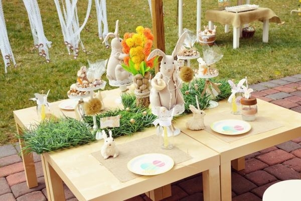 idees-deco-fete-Pâques-jardin-table-bois-lapin-figurine