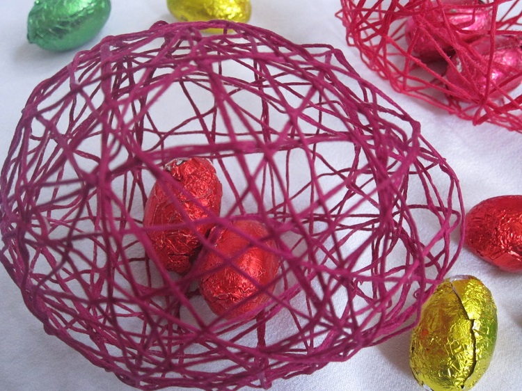 idée-décoration-Pâques-ballons-ficelles-originale-facile-imiter