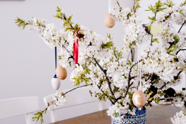 idée-décoration-maison-originale-Pâques-branches-fleuries