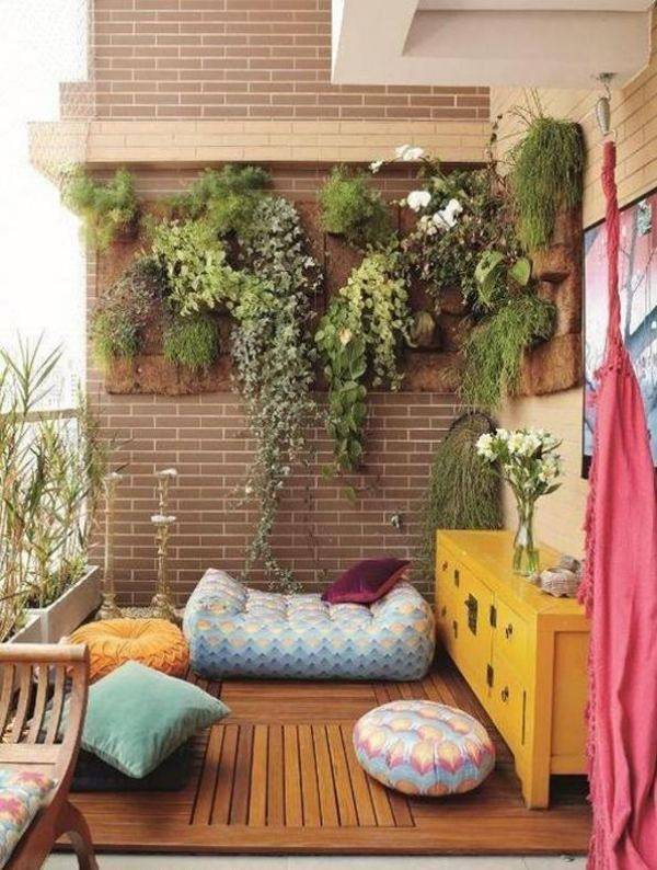 idées-déco-balcon-canape-coussins-plantes-grimpantes