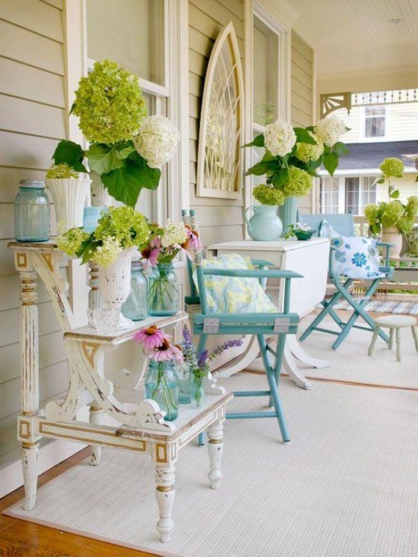 idées-déco-balcon-chaises-bleues-plantes-coussins