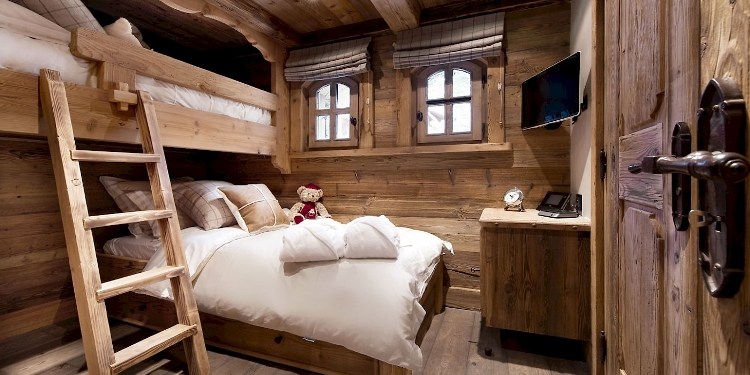 idées-déco-chambre-rustique-murs-bois-lit-mezzanine