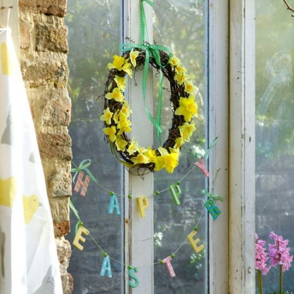 idées-déco-fête-Pâques-jardin-couronne-jacinthes-guirlande