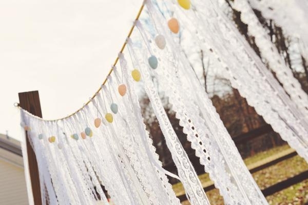 idées-déco-fête-Pâques-jardin-guirlande-blanches-dentelle