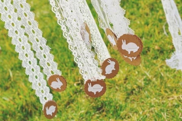 idees-deco-fete-Pâques-jardin-guirlande-suspendue-dessin-lapin