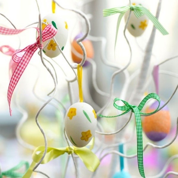 idées-déco-fête-Pâques-jardin-oeufs-ruban-carreaux