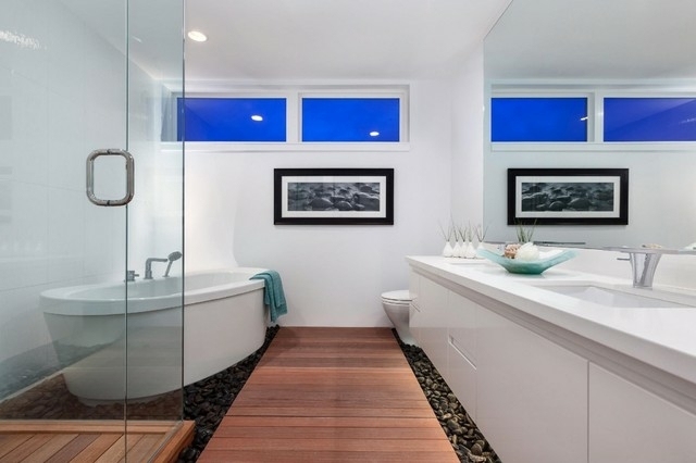 idées-déco-salle-bains-accents-bois-baignoire-ovale-porcelaine