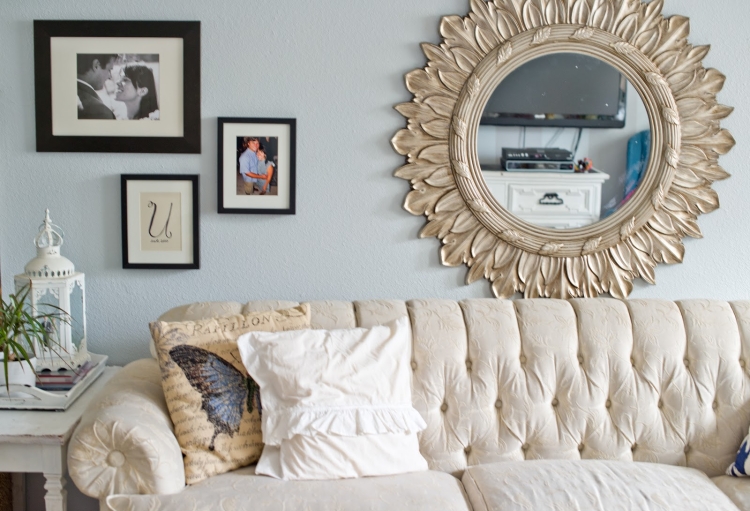 idées de décoration miroir-photos-salle-séjour-romantique