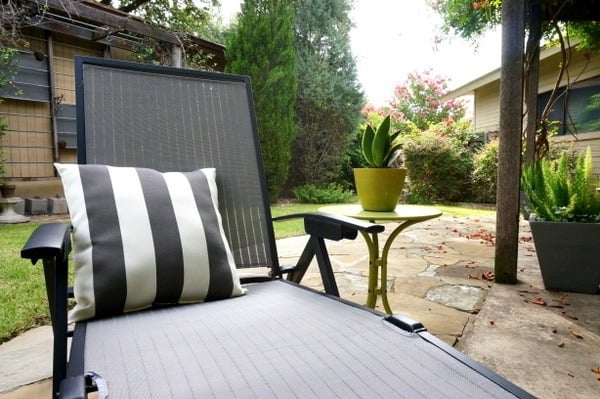 meuble-de-jardin-lounge-DIY-chaise-longue-coussin-rayures