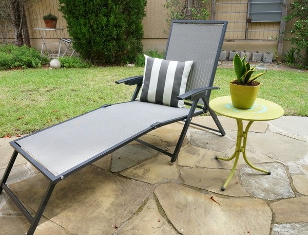 meuble-de-jardin-lounge-DIY-chaise-longue-table-plante-coussins