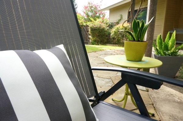 meuble-de-jardin-lounge-DIY-coussin-table-ronde-plante