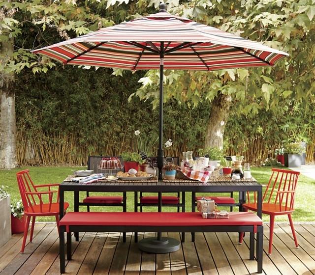 meubles-jardin-bois-foncé-rouge-parasol-assorti