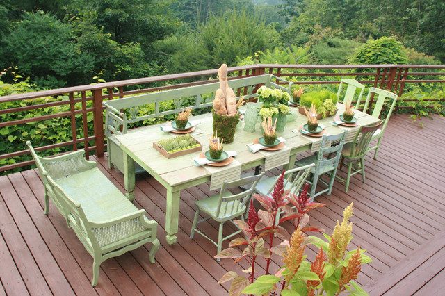 meubles-jardin-bois-peint-vert-clair-chaises-dépareillées