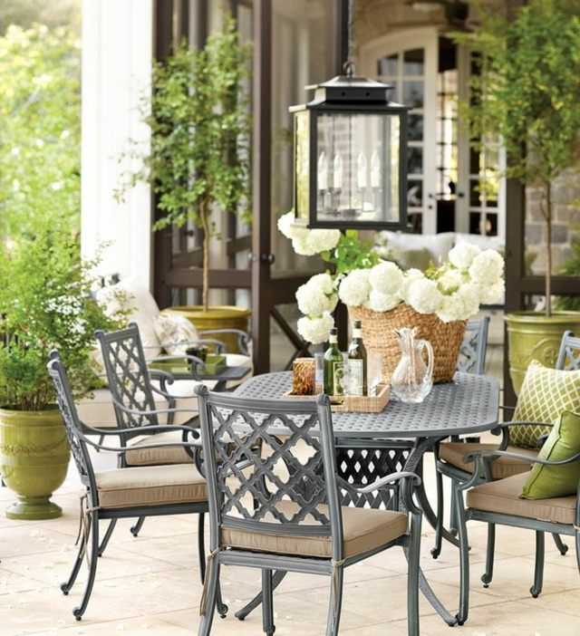 meubles de jardin métal-décoration-hortensias-lanterne