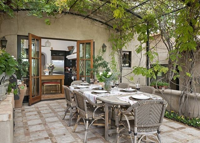 meubles de jardin tressés blanchis-patio-romantique