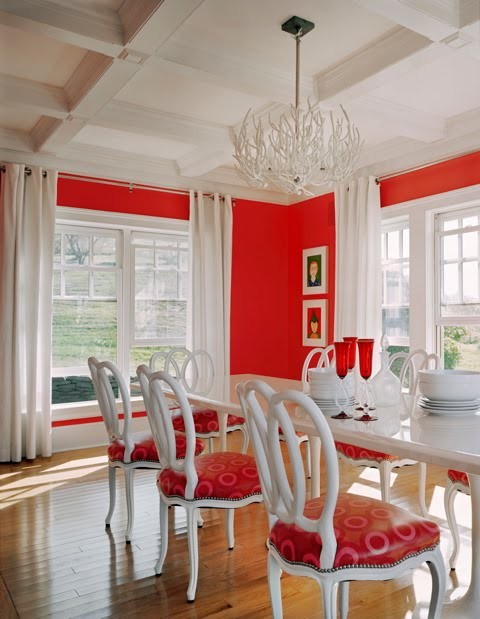 meubles-salle-à-manger-chaises-rouges-mur