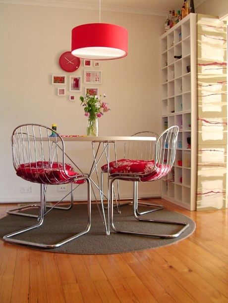 meubles-salle-à-manger-coussins-chaises-metal