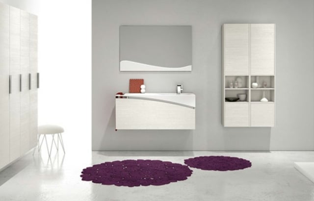 meubles-suspendus-blanc-tapis-ronds-violets