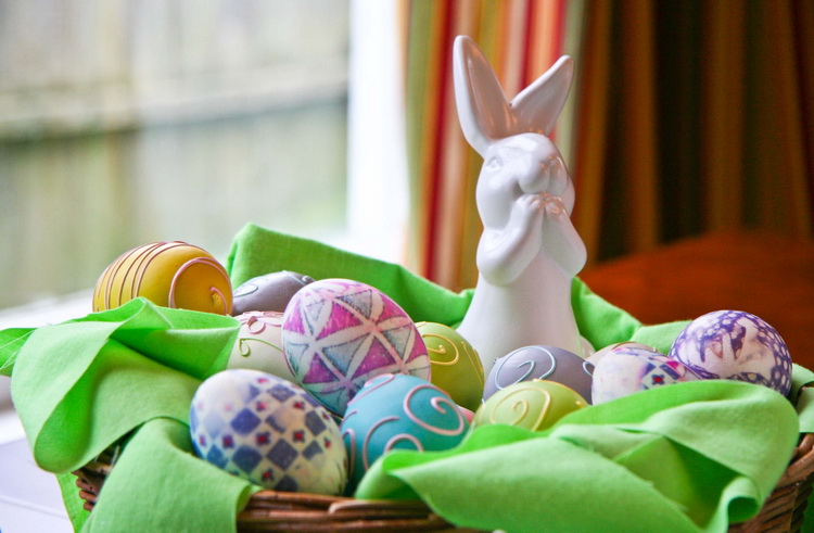 oeufs-Pâques-décorés-couleurs-lapin-céramique œufs de Pâques