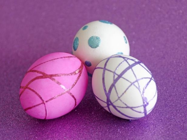 oeufs-Pâques-dessins-paillettes-rose-bleu œufs de Pâques