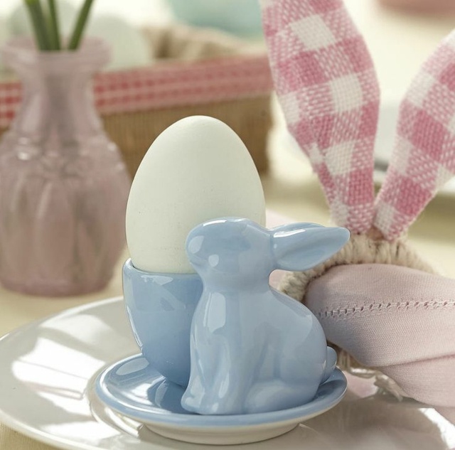 oeufs-Pâques-oeuf-blanc-porte-oeufs-lapin-bleu œufs de Pâques