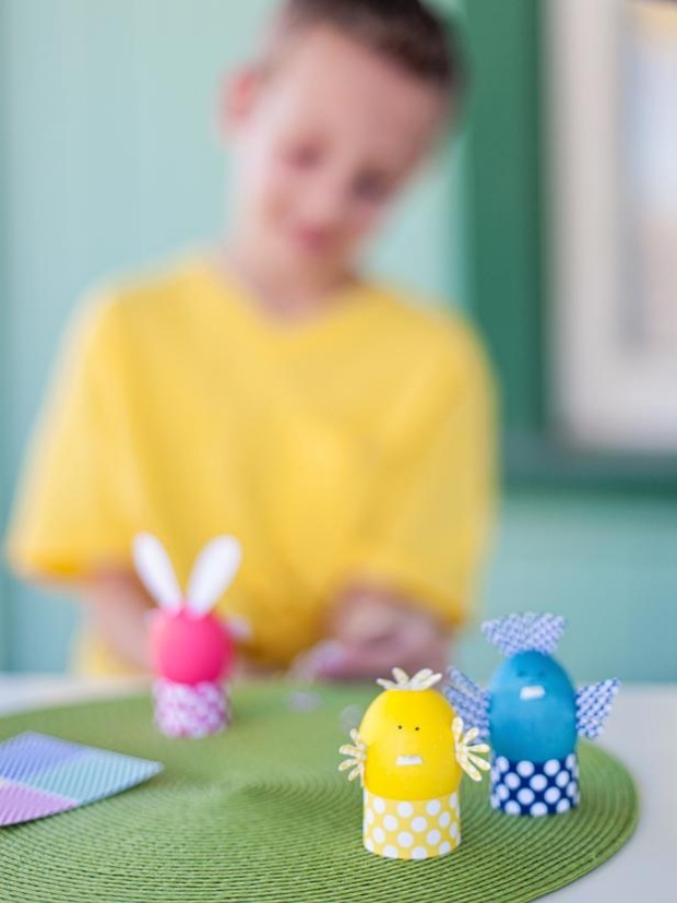 oeufs-Pâques-peinture-jaune-bleue-poussins