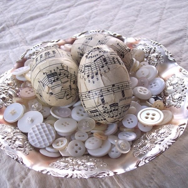 oeufs-de-Pâques-décorés-papier-musical-panier-boutons