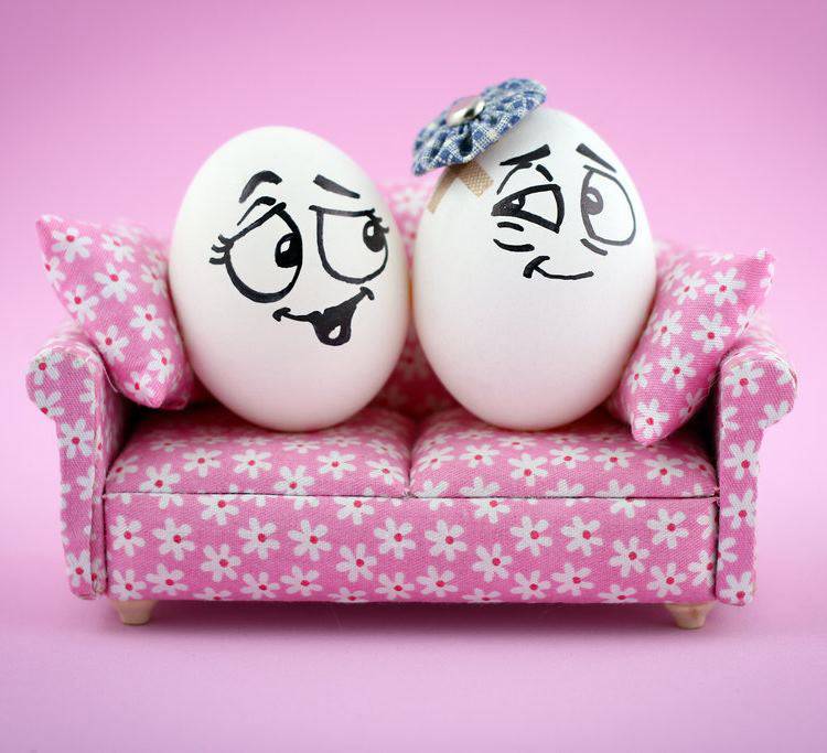 œufs de Pâques visage-dessin-chapeau-decoratif