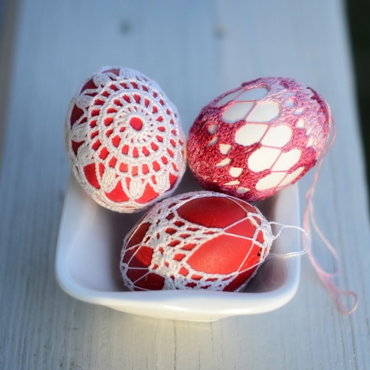 oeufs-de-Pâques-crochet-couleur-rouge-beige