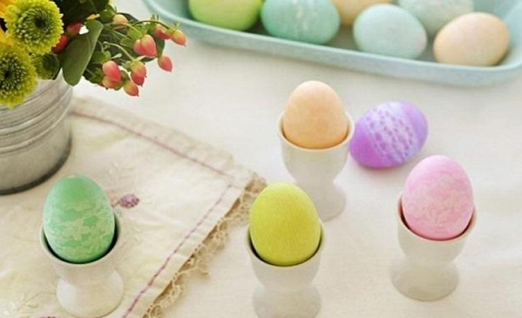 oeufs de Pâques dentelles-multicolores-table-manger