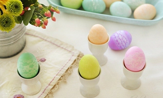 oeufs-de-Pâques-multicolores-dentelle-table-manger