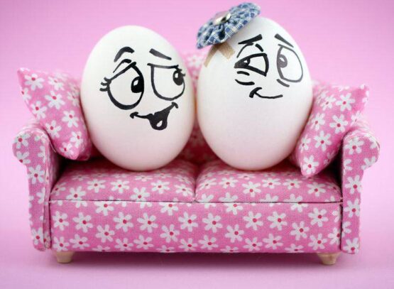 oeufs-de-Pâques-visage-dessin-chapeau-decoratif