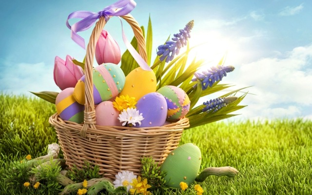 panier-Pâques-œufs-décorés-fleurs-printanières