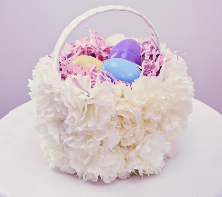 panier-Paques-fleurs-artificielles-oeufs-plastique panier de Pâques